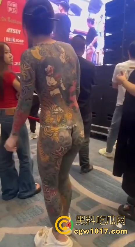 好女孩全覆盖 ?全身纹满阴唇边也是,人体活招牌,看着就有感觉的符文战士,她真的想给我们看全部!