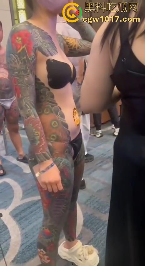 好女孩全覆盖 ?全身纹满阴唇边也是,人体活招牌,看着就有感觉的符文战士,她真的想给我们看全部!