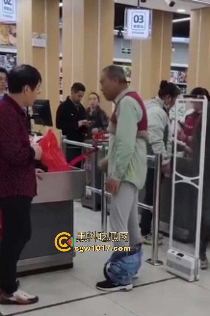 河北超市机器响工作人员逼老人脱光自证清白，还要搜身，这太过分了，大爷说“骗我脱完就不管了”？