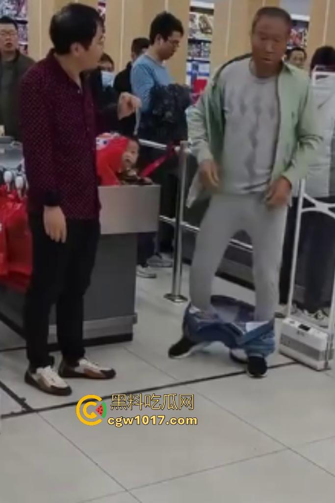河北超市机器响工作人员逼老人脱光自证清白，还要搜身，这太过分了，大爷说“骗我脱完就不管了”？