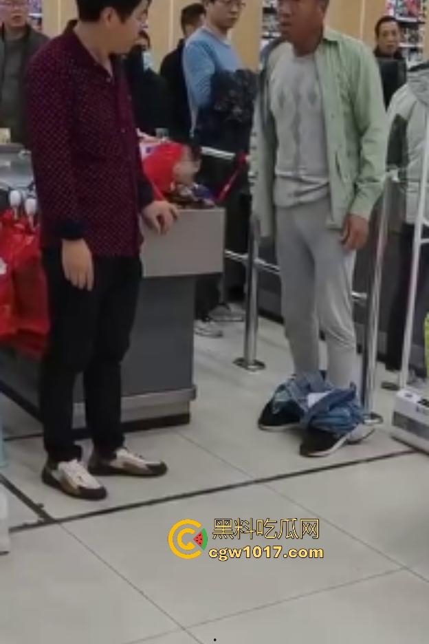 河北超市机器响工作人员逼老人脱光自证清白，还要搜身，这太过分了，大爷说“骗我脱完就不管了”？