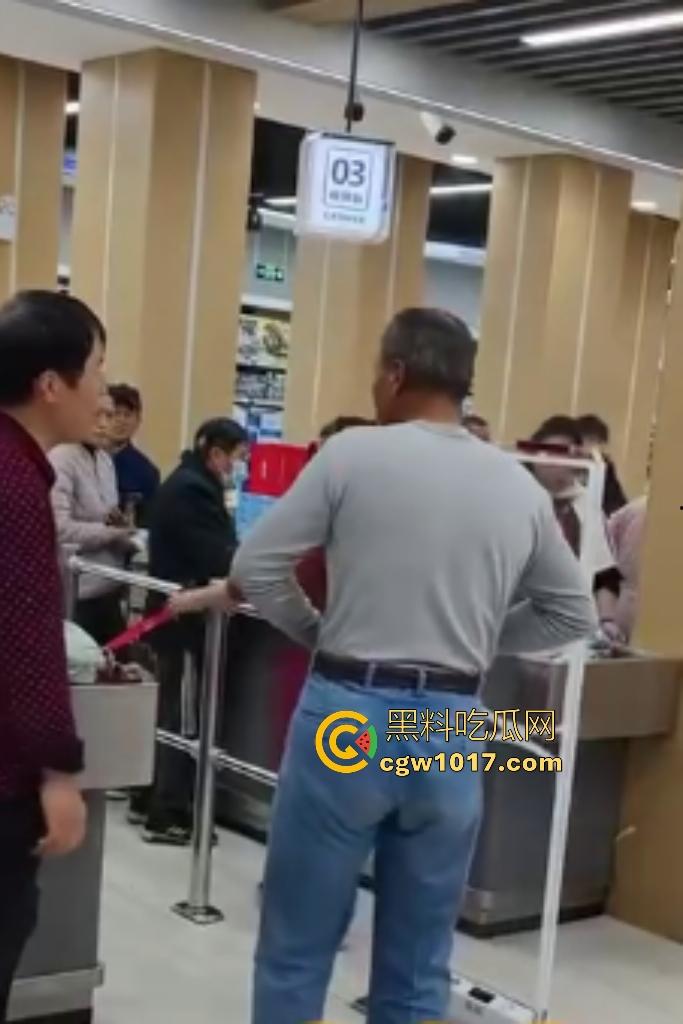 河北超市机器响工作人员逼老人脱光自证清白，还要搜身，这太过分了，大爷说“骗我脱完就不管了”？