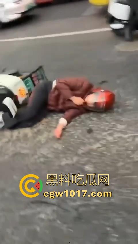 江苏南京中央门立交桥轿车猛冲入人行道,接连撞翻多辆电动自行车,多名行人受伤倒地昏迷,又是报复社会吗?