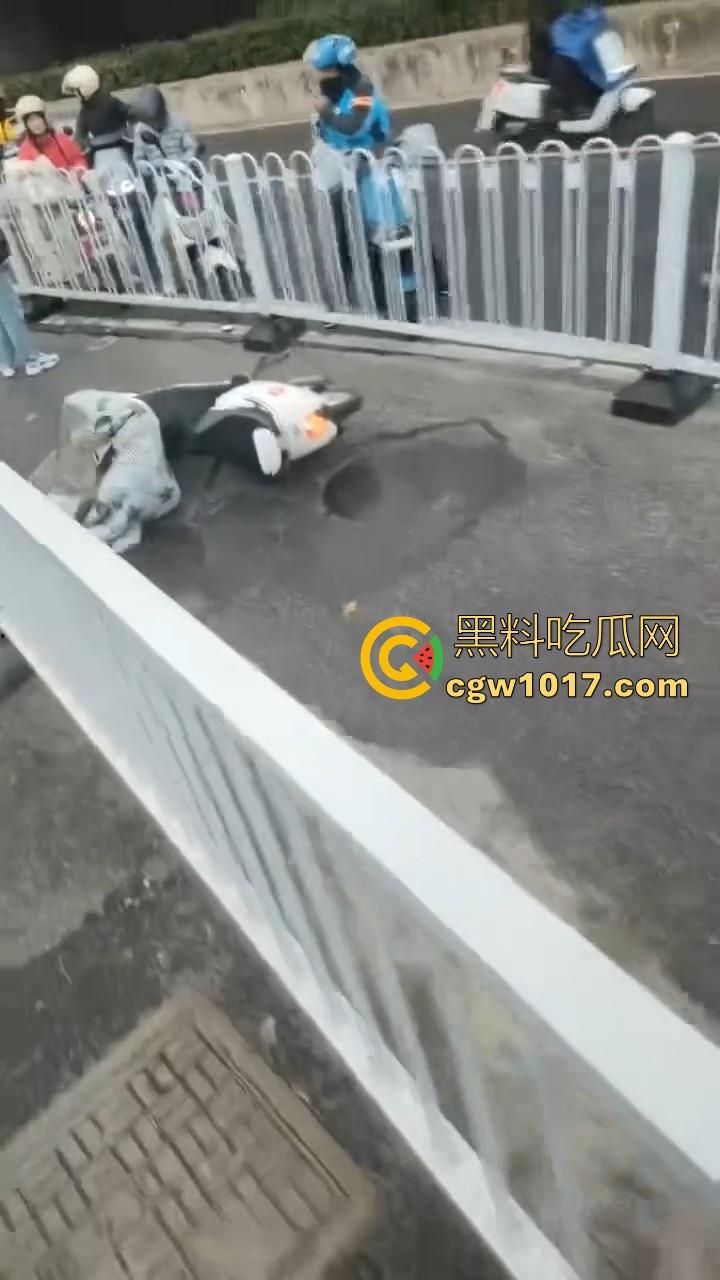 江苏南京中央门立交桥轿车猛冲入人行道,接连撞翻多辆电动自行车,多名行人受伤倒地昏迷,又是报复社会吗?