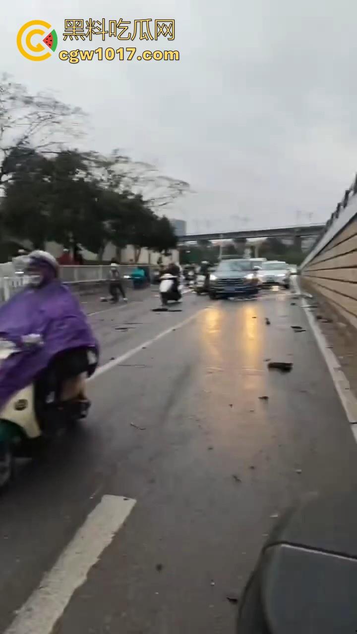 江苏南京中央门立交桥轿车猛冲入人行道,接连撞翻多辆电动自行车,多名行人受伤倒地昏迷,又是报复社会吗?