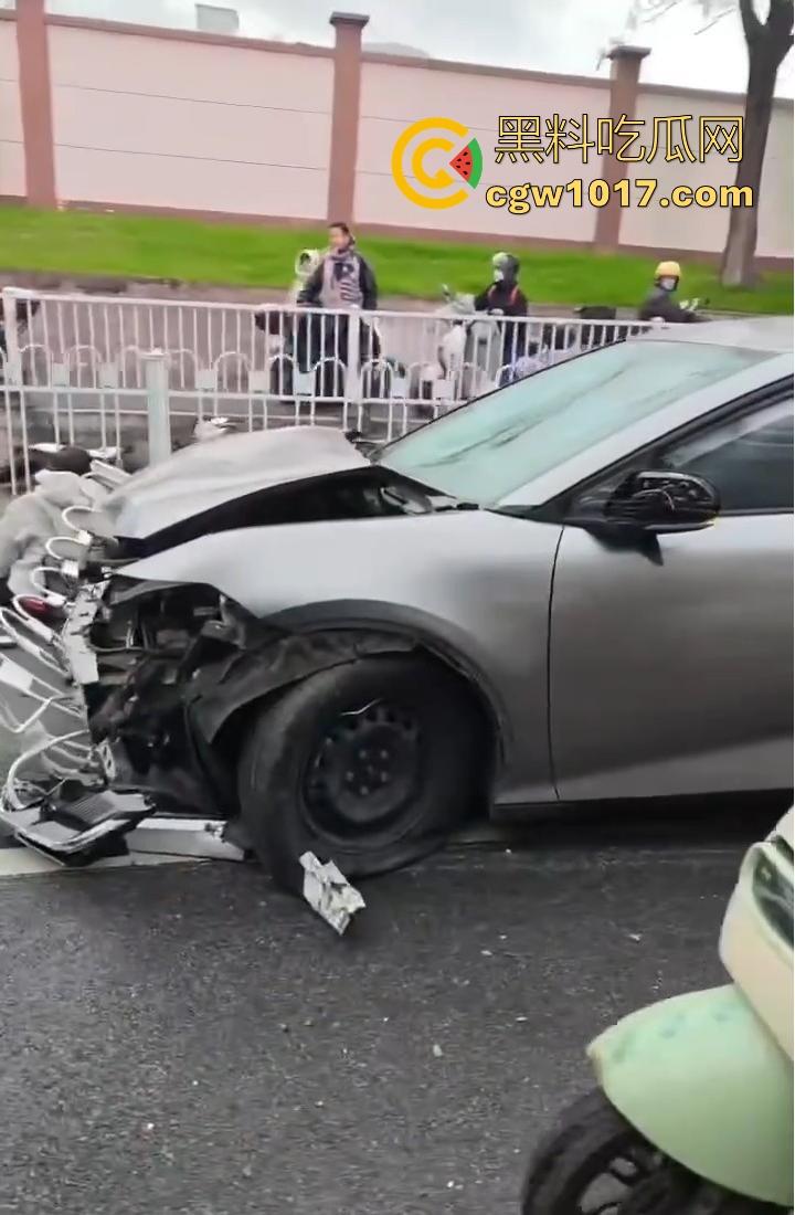 江苏南京中央门立交桥轿车猛冲入人行道,接连撞翻多辆电动自行车,多名行人受伤倒地昏迷,又是报复社会吗?