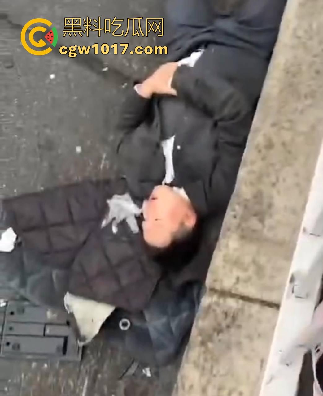 江苏南京中央门立交桥轿车猛冲入人行道,接连撞翻多辆电动自行车,多名行人受伤倒地昏迷,又是报复社会吗?