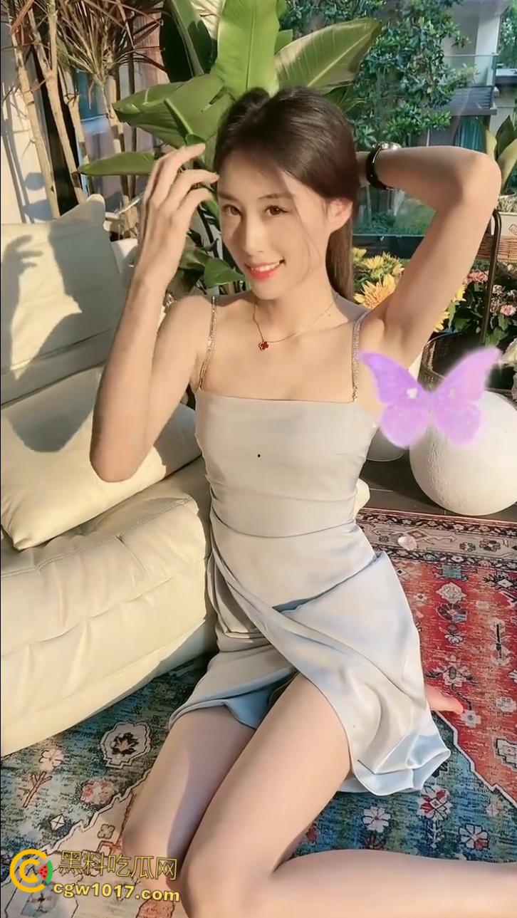 抖音裸舞主播【月月】，宿舍大跳诱人裸舞，青涩马尾少女劈腿摇臀，吊带滑落乳尖颤栗挺立，反差拉满！