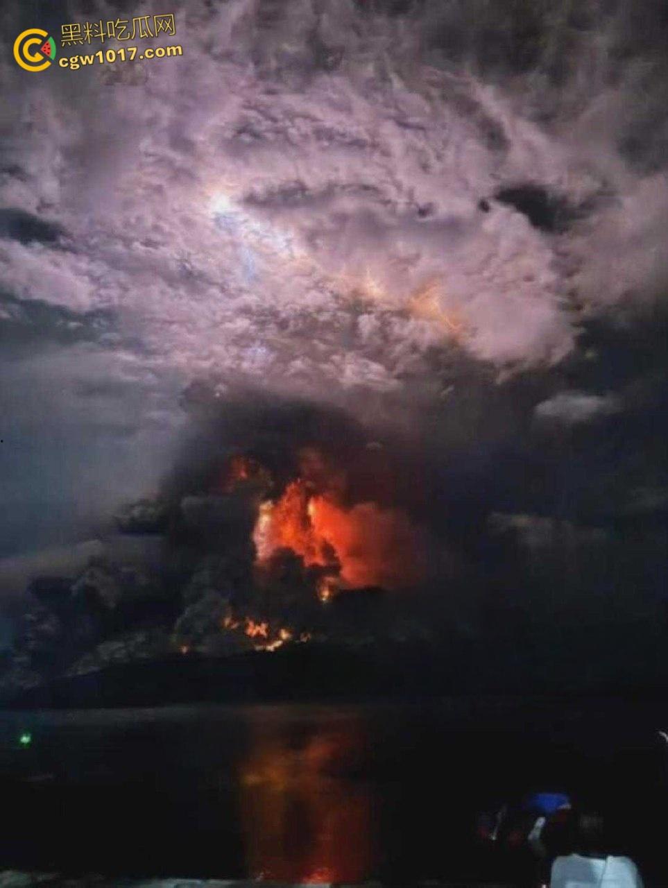 印度北苏拉威西省拉翁火山爆发，天空乌云密布电闪雷鸣，岩浆喷涌浓烟滚滚，警戒级别升至最高 !