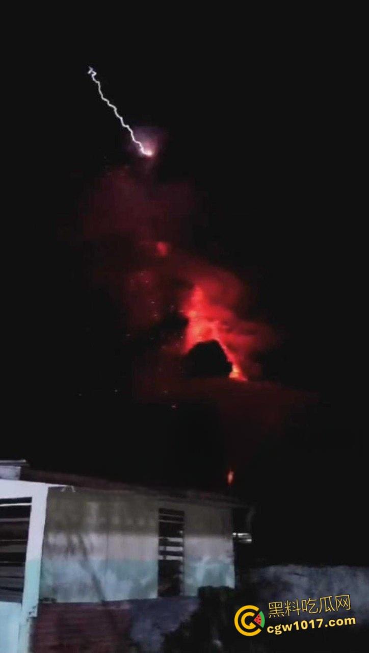 印度北苏拉威西省拉翁火山爆发,天空乌云密布电闪雷鸣,岩浆喷涌浓烟滚滚,警戒级别升至最高 !