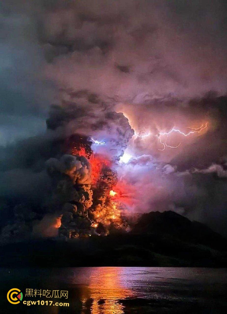 印度北苏拉威西省拉翁火山爆发,天空乌云密布电闪雷鸣,岩浆喷涌浓烟滚滚,警戒级别升至最高 !