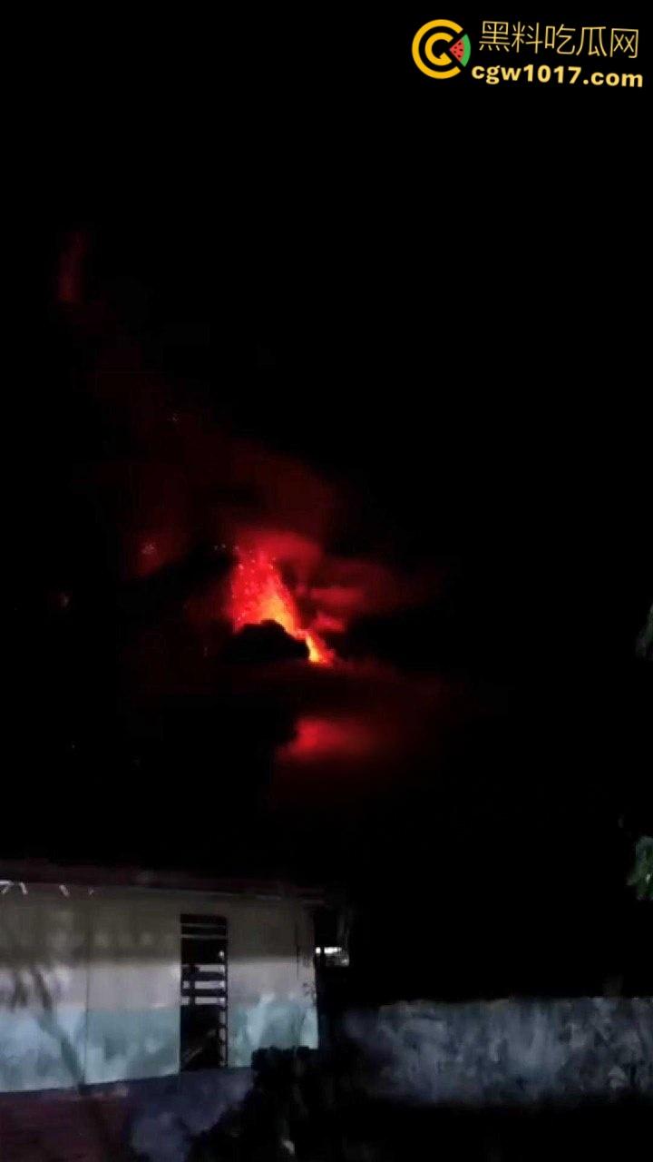 印度北苏拉威西省拉翁火山爆发,天空乌云密布电闪雷鸣,岩浆喷涌浓烟滚滚,警戒级别升至最高 !