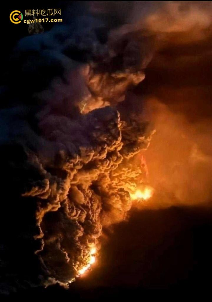 印度北苏拉威西省拉翁火山爆发,天空乌云密布电闪雷鸣,岩浆喷涌浓烟滚滚,警戒级别升至最高 !