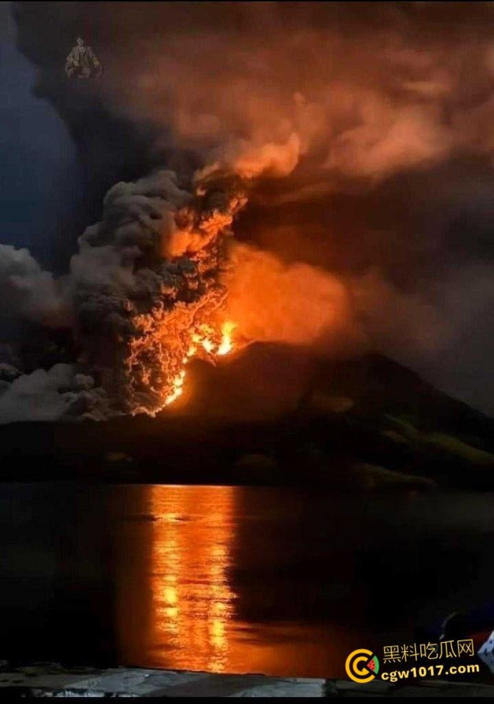 印度北苏拉威西省拉翁火山爆发,天空乌云密布电闪雷鸣,岩浆喷涌浓烟滚滚,警戒级别升至最高 !
