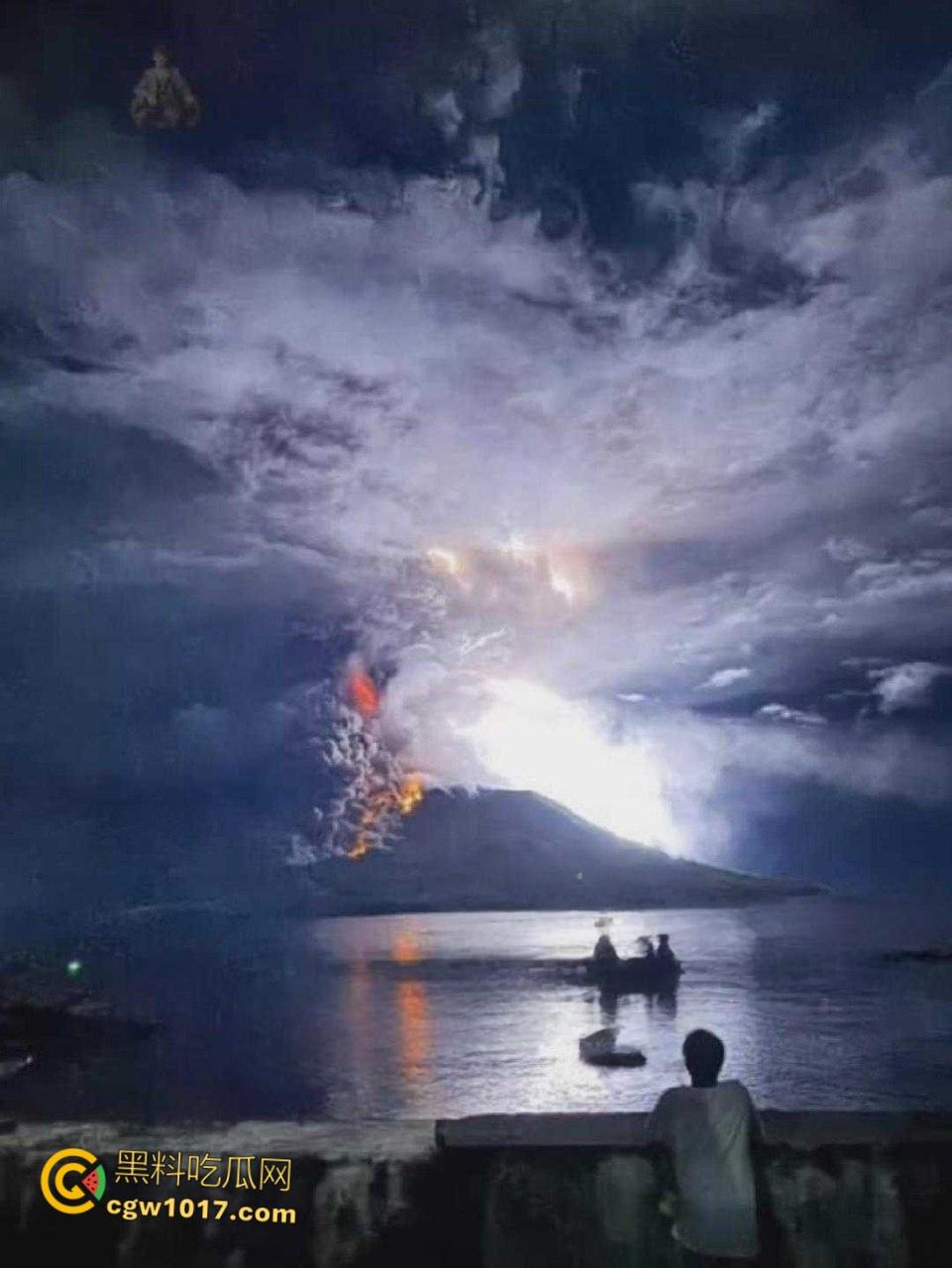 印度北苏拉威西省拉翁火山爆发,天空乌云密布电闪雷鸣,岩浆喷涌浓烟滚滚,警戒级别升至最高 !