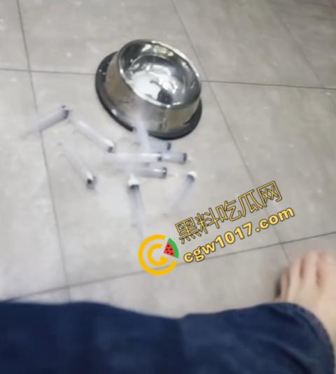 SM窒息欲望的极端游戏!极品身材清纯女学生,在黑暗中尖叫,不明液体与水的夹击,令人毛骨悚然!