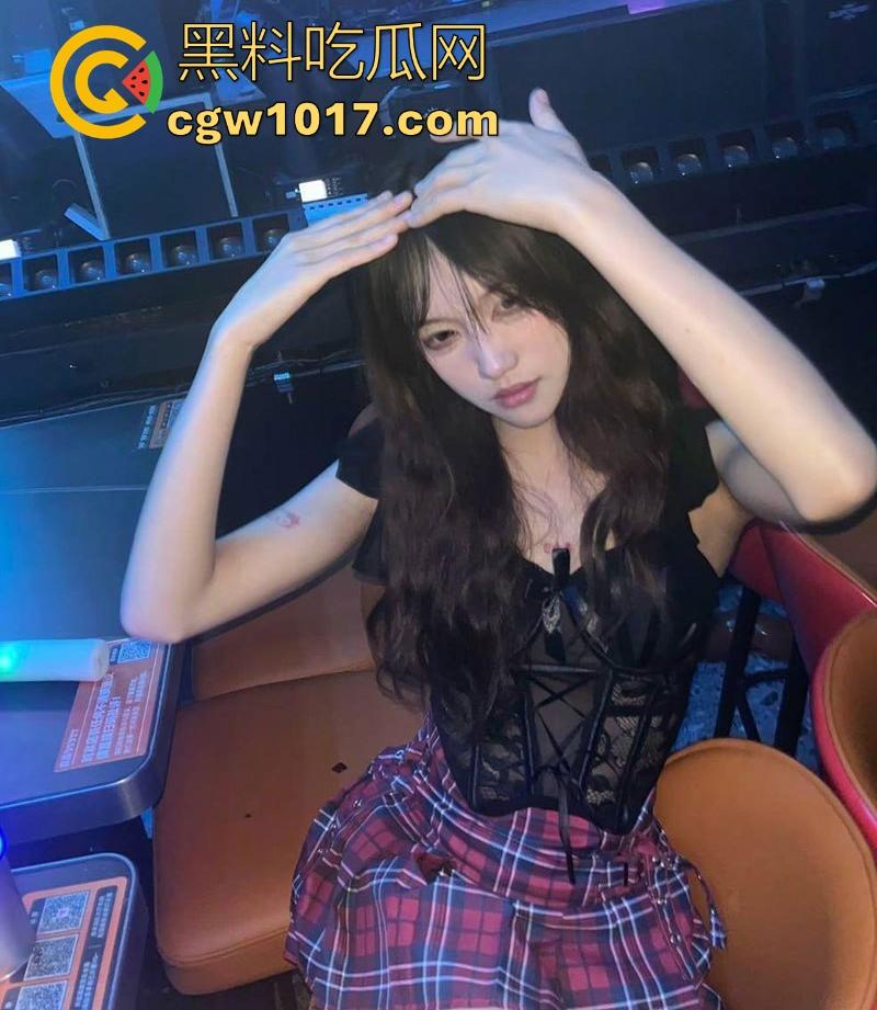 杭州工商大学顶级小美【林馨悦】高颜值极品母狗，露脸深情舔舐大屌，公厕镜前翘臀猛挨后入，简直是高功率榨精姬！