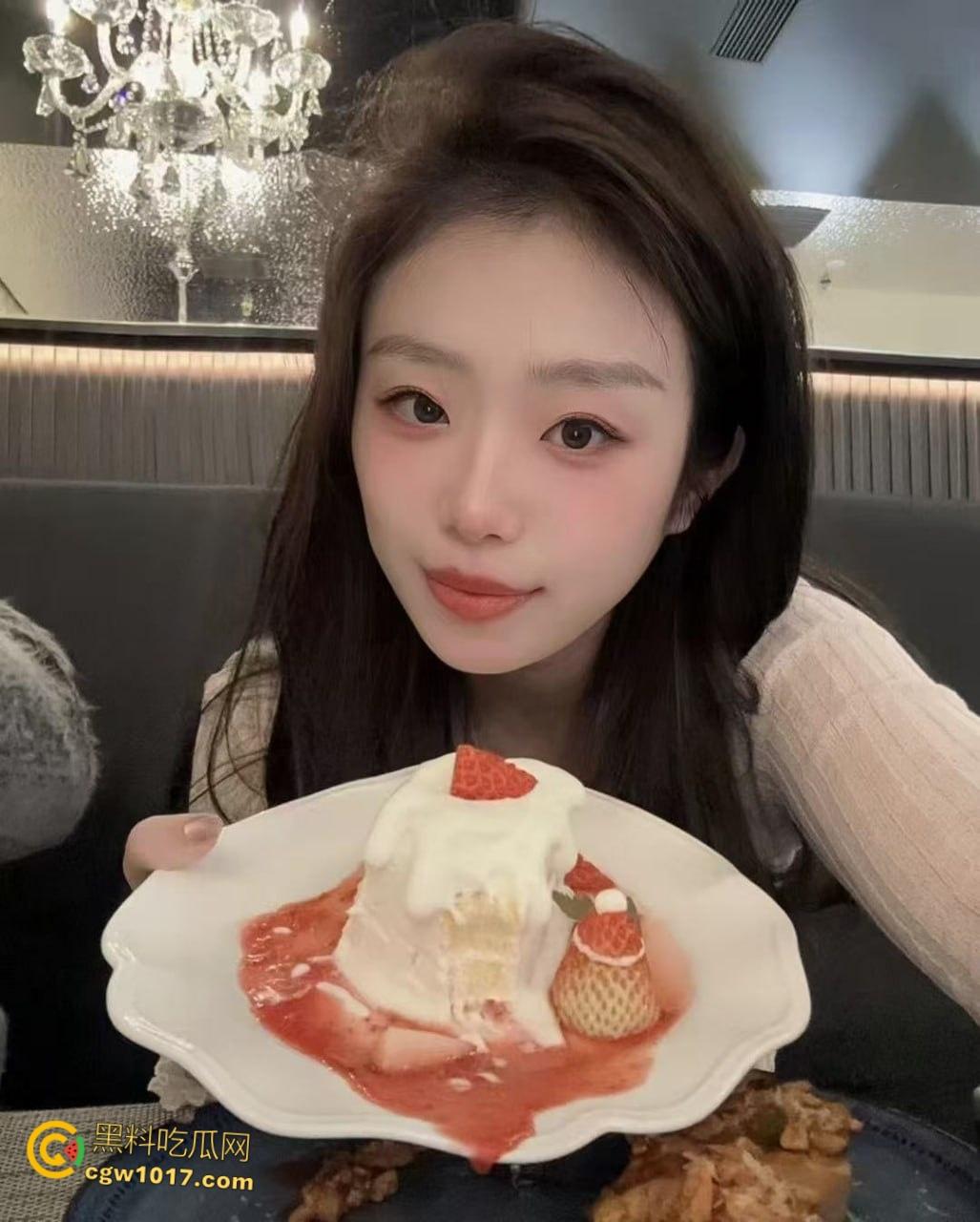 和多巴胺女儿乱逛，看着性感的女儿精虫上脑，带到废旧烂尾楼露出口交，抬起美腿后入猛猛抽插 ！