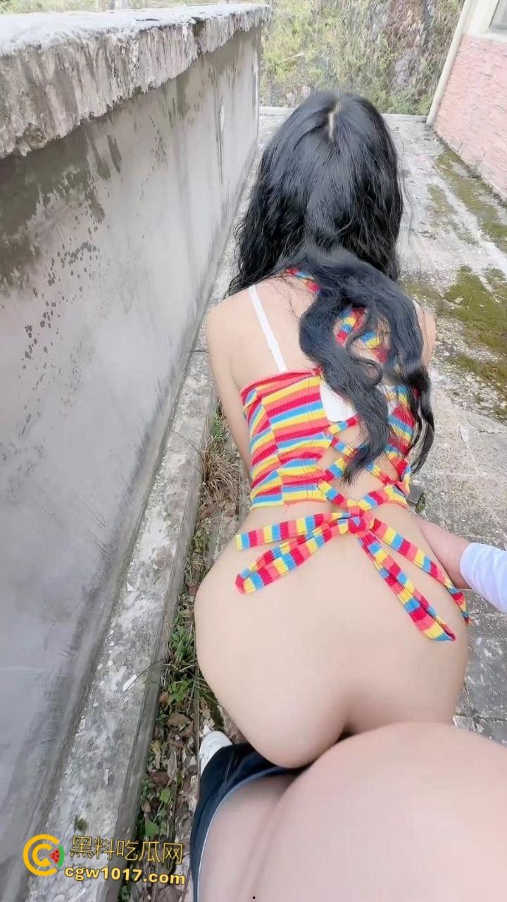 和多巴胺女儿乱逛，看着性感的女儿精虫上脑，带到废旧烂尾楼露出口交，抬起美腿后入猛猛抽插 ！