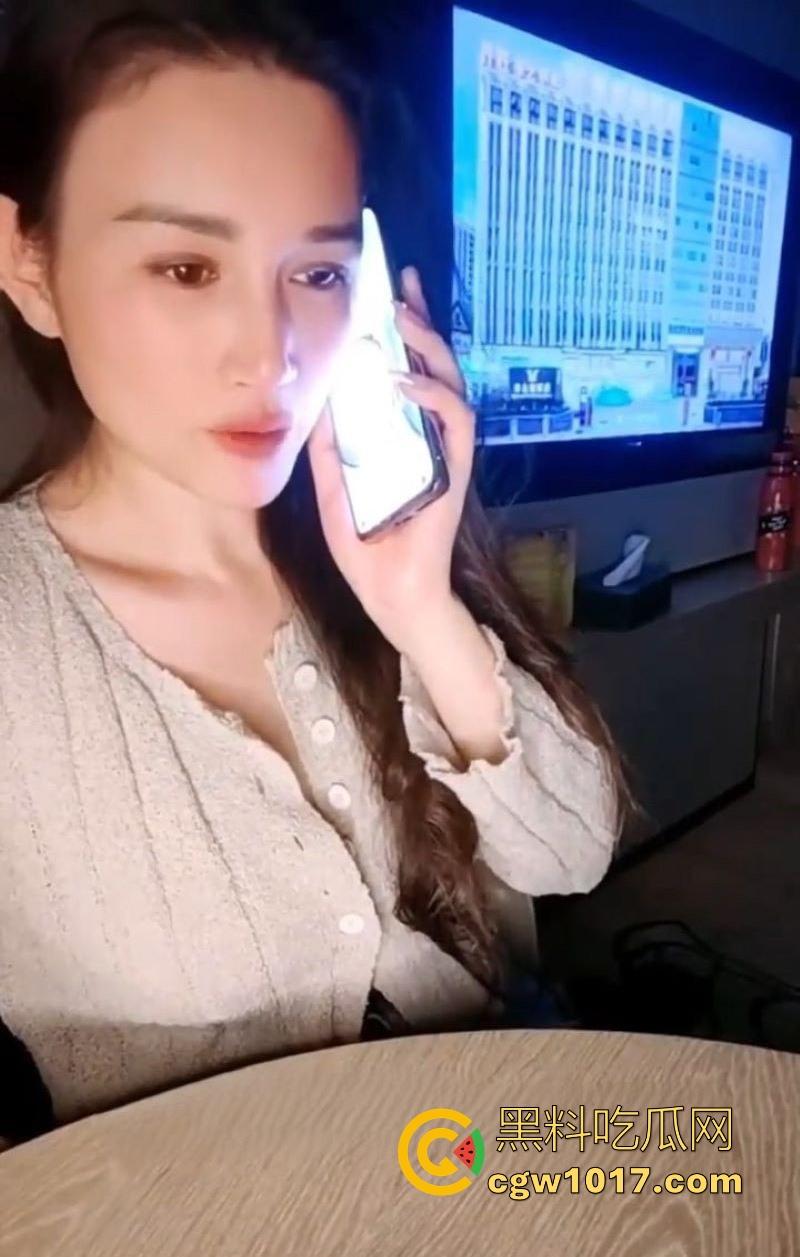 极品小姨子醉酒勾引姐夫!酒店玩真心话大冒险尺度拉满,巨乳半露主动扑倒跪地,边跟姐姐打电话边口交!