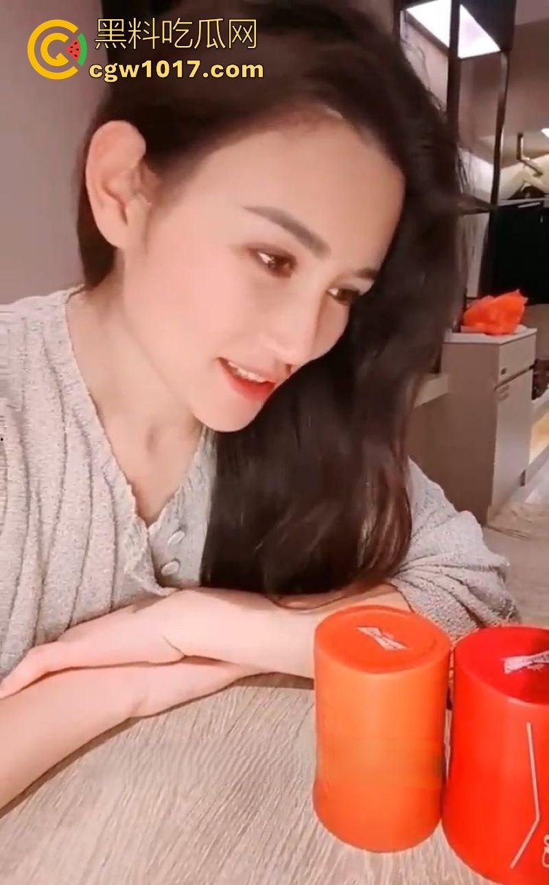 极品小姨子醉酒勾引姐夫!酒店玩真心话大冒险尺度拉满,巨乳半露主动扑倒跪地,边跟姐姐打电话边口交!