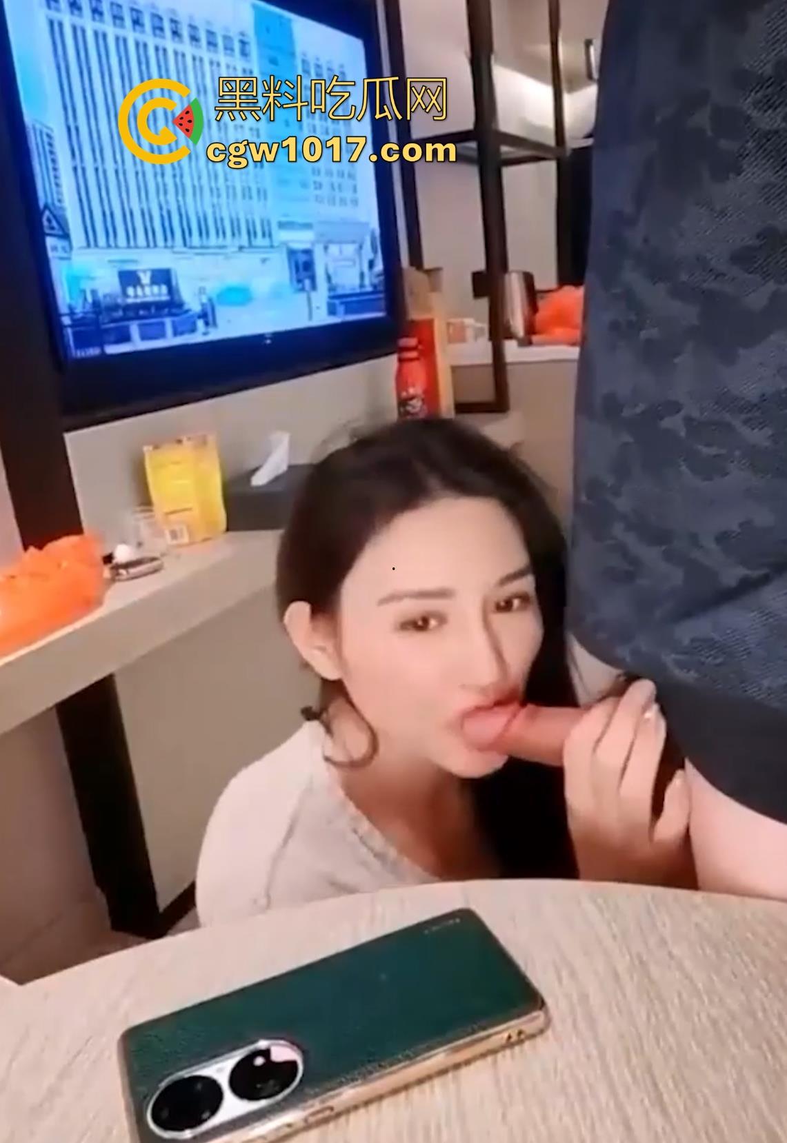 极品小姨子醉酒勾引姐夫!酒店玩真心话大冒险尺度拉满,巨乳半露主动扑倒跪地,边跟姐姐打电话边口交!