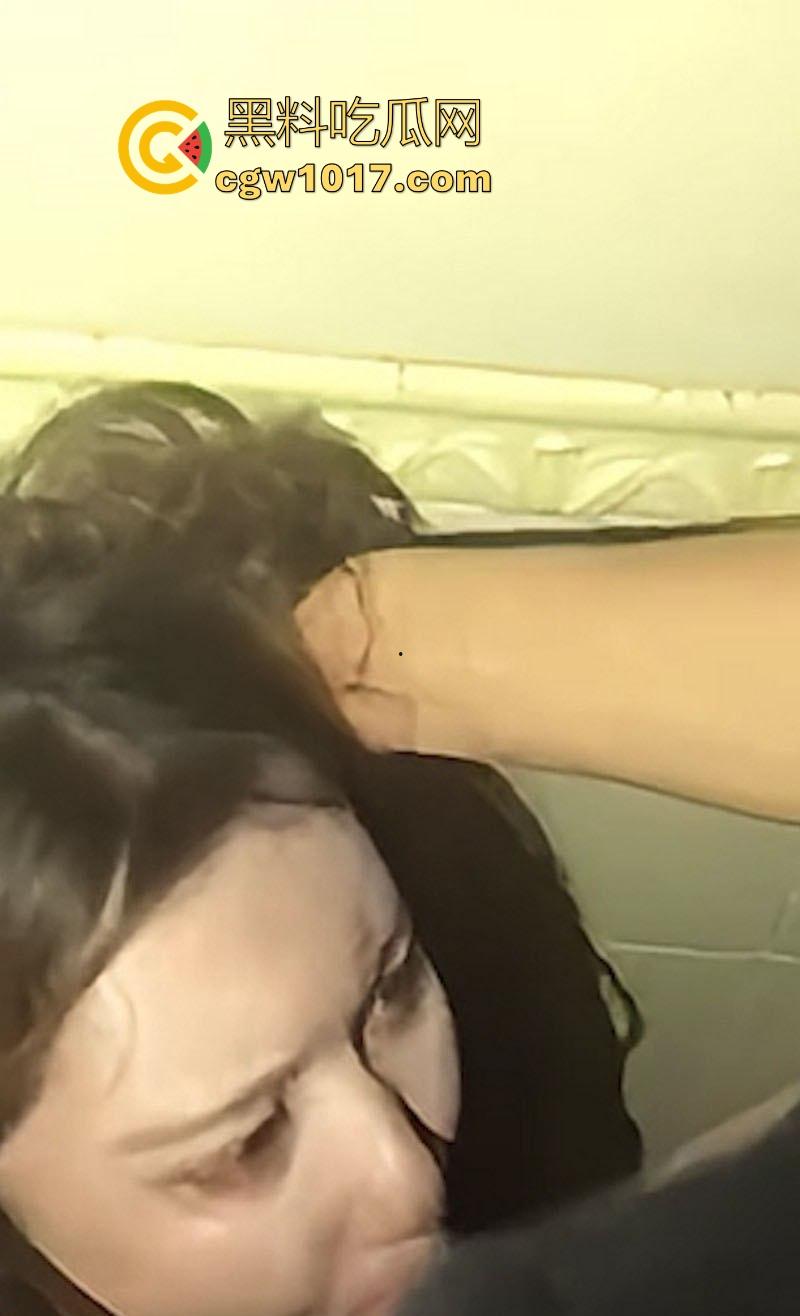 极品女大KTV包房玩多人群交,酒过三巡直接跪地开干!美女被骑跪地卖力口活,年轻人多么的疯狂啊!