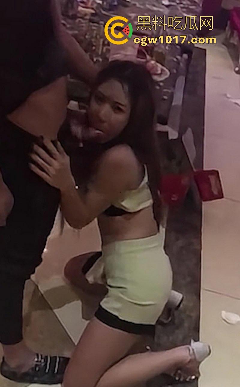 极品女大KTV包房玩多人群交,酒过三巡直接跪地开干!美女被骑跪地卖力口活,年轻人多么的疯狂啊!