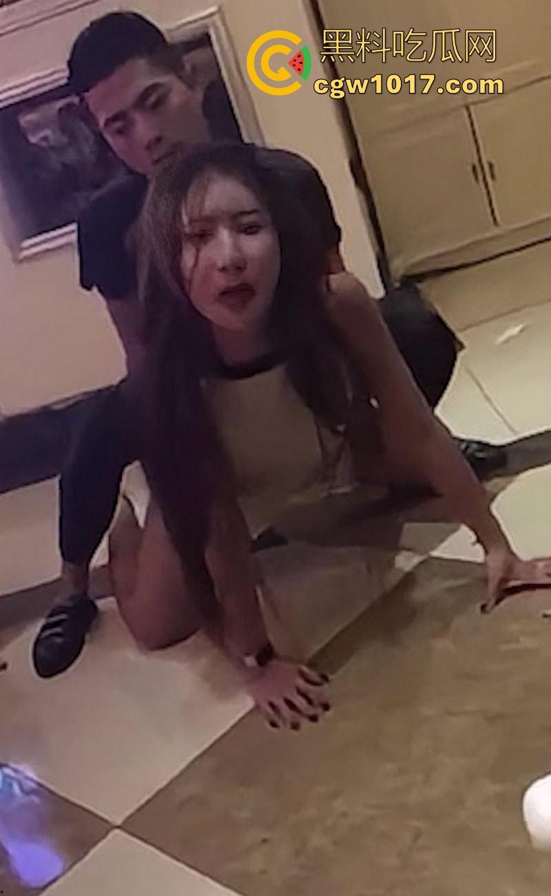 极品女大KTV包房玩多人群交,酒过三巡直接跪地开干!美女被骑跪地卖力口活,年轻人多么的疯狂啊!