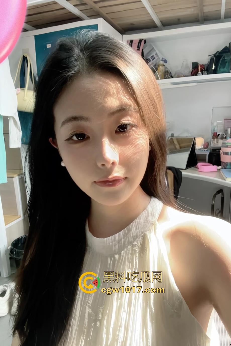 “知性”反差女友被男友偷拍做爱!追了好久才到手的超级白嫩完美肉体,不拍下来可惜了,还得猛猛操!