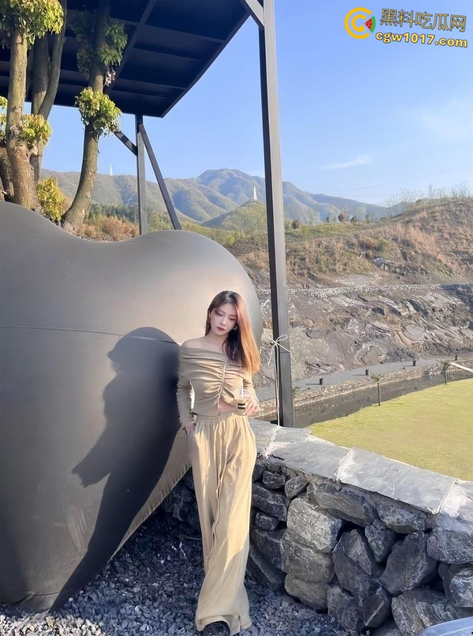 湖南涉外学院【邓妮】,骚浪小母狗露脸挨操,饥渴舔屌犹如欲兽,屌插肉穴蛋震花蒂,反差骚浪堪称极品!