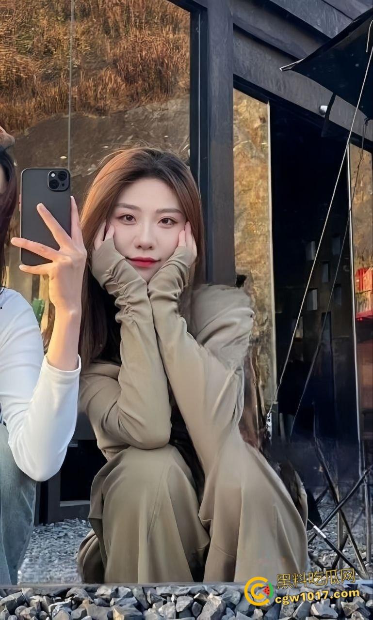 湖南涉外学院【邓妮】,骚浪小母狗露脸挨操,饥渴舔屌犹如欲兽,屌插肉穴蛋震花蒂,反差骚浪堪称极品!