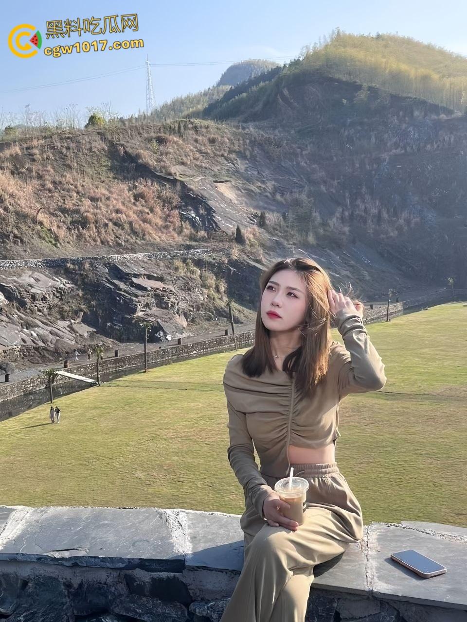 湖南涉外学院【邓妮】,骚浪小母狗露脸挨操,饥渴舔屌犹如欲兽,屌插肉穴蛋震花蒂,反差骚浪堪称极品!