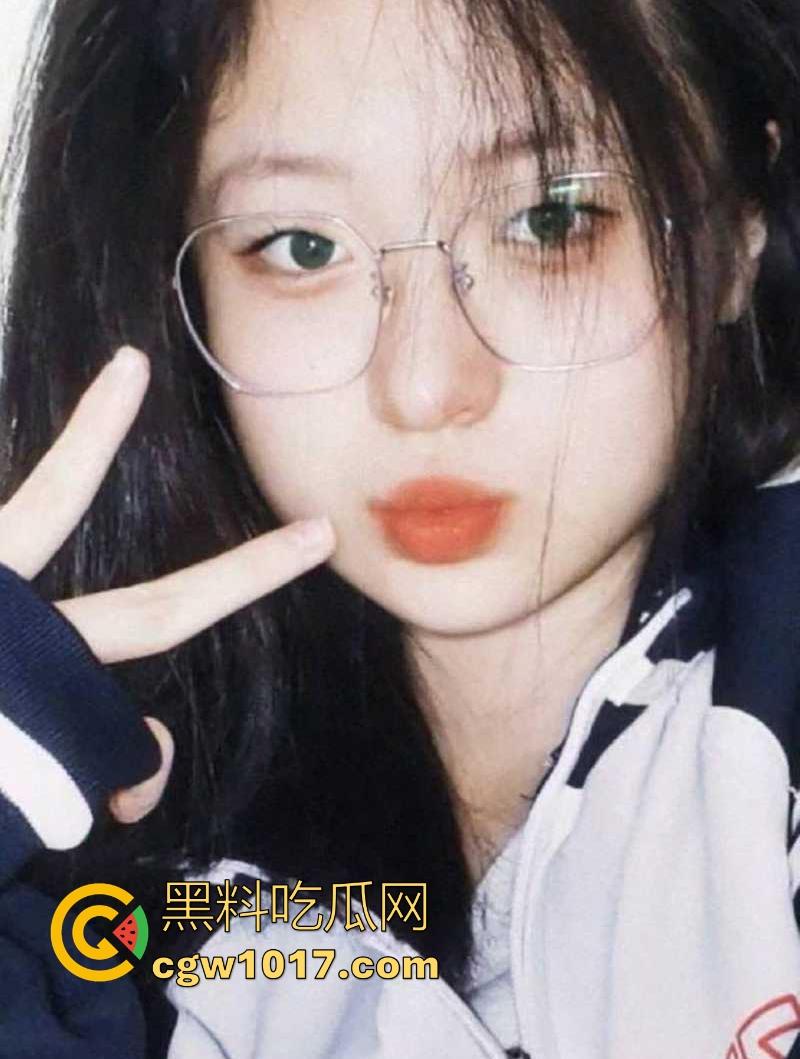 武汉师范学院反差母狗【李慧】每日自慰淫照献主人,哀求主人临幸露脸撅臀挨操,十个眼镜久个骚,还有一个特别骚!