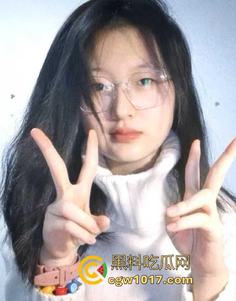 武汉师范学院反差母狗【李慧】每日自慰淫照献主人,哀求主人临幸露脸撅臀挨操,十个眼镜久个骚,还有一个特别骚!