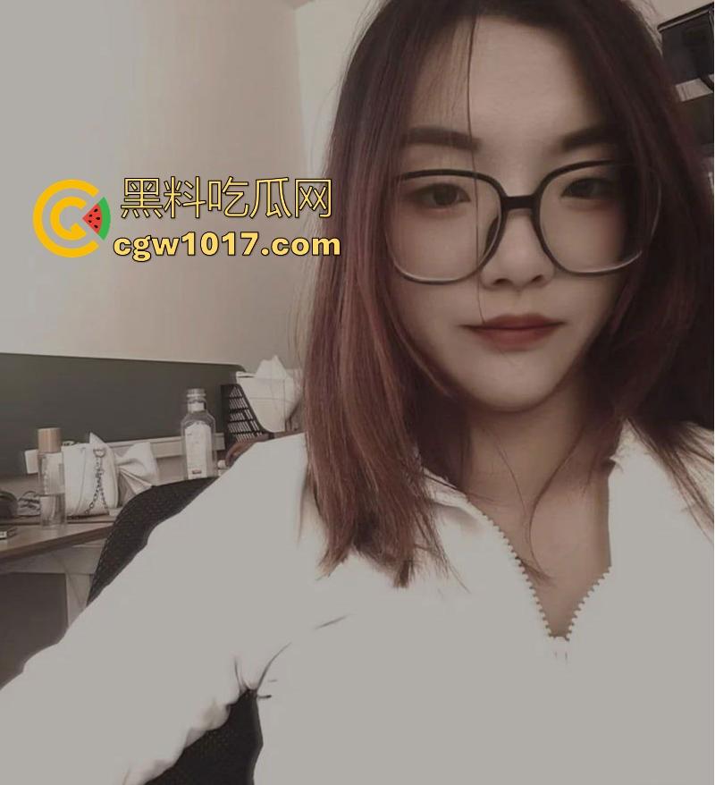 广州电商白领【魏文然】婚内出轨,良家少妇性瘾极强 ,露脸被暴操爽到浪叫震天,从职场精英到私下放荡!