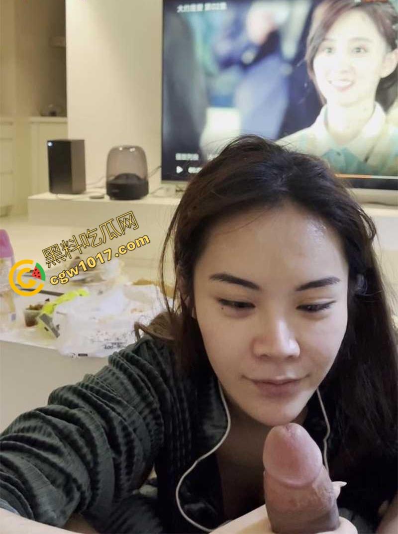 丽江民宿风骚老板娘【孙晓燕】不雅视频曝光,与英俊游客狂野纠缠,露脸舔屌被后入,沦为艳遇之都的名穴热门地!