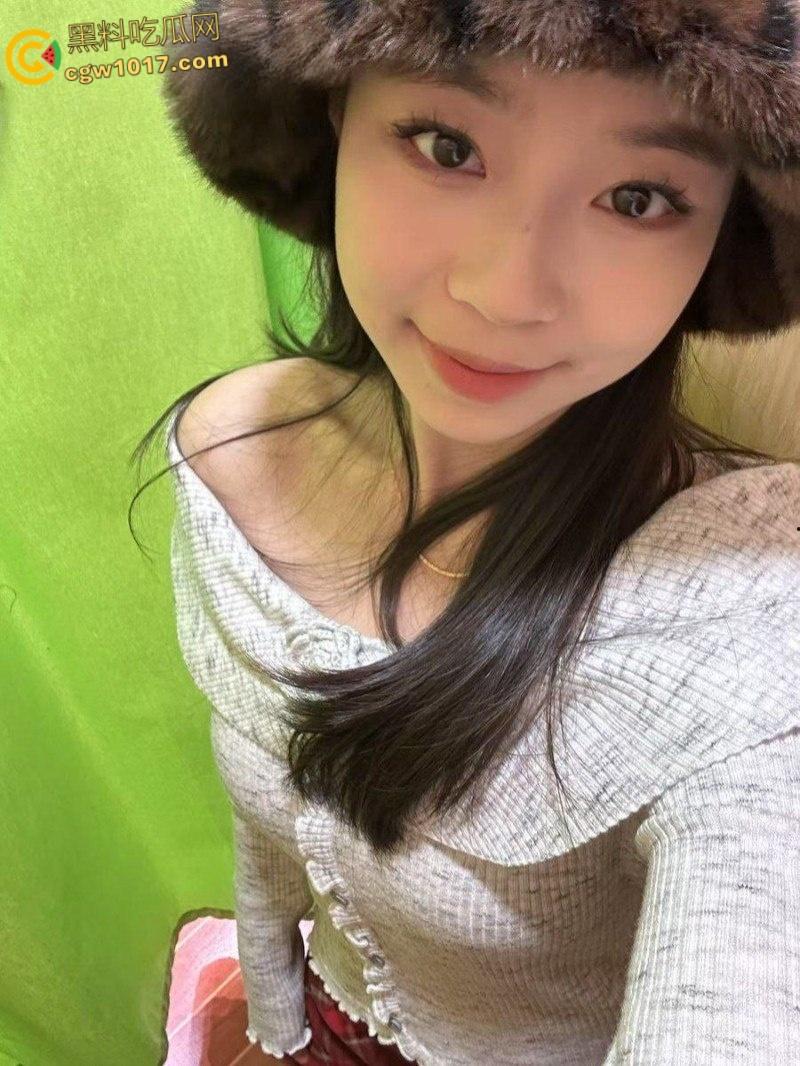 北京城市学院护士【刘源】,偷情裸照遭绿帽男友曝光,户外大胆牵鸡巴散步,情趣肚兜女上疯狂摇摇车!