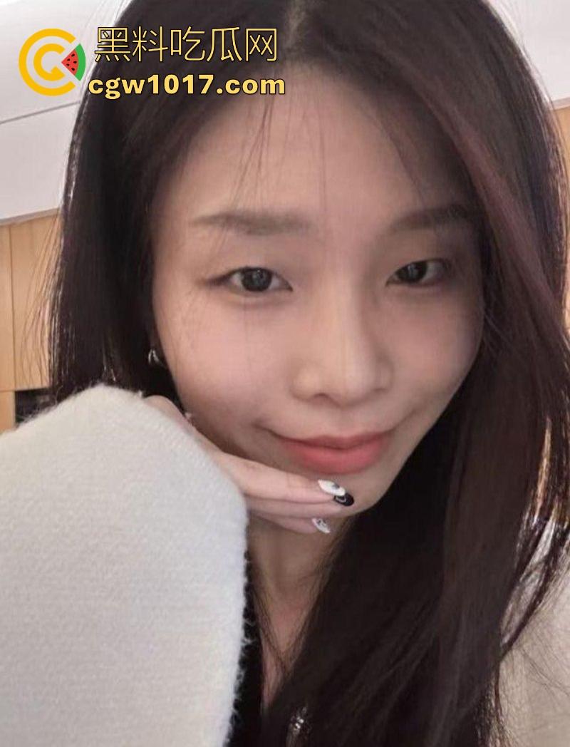 广东工业大学淫荡学姐【温语】在线自慰勾引!脸穴同框扣穴自慰翻白眼,天生炮架母狗,渴望大屌猛插浇灭饥渴欲火!