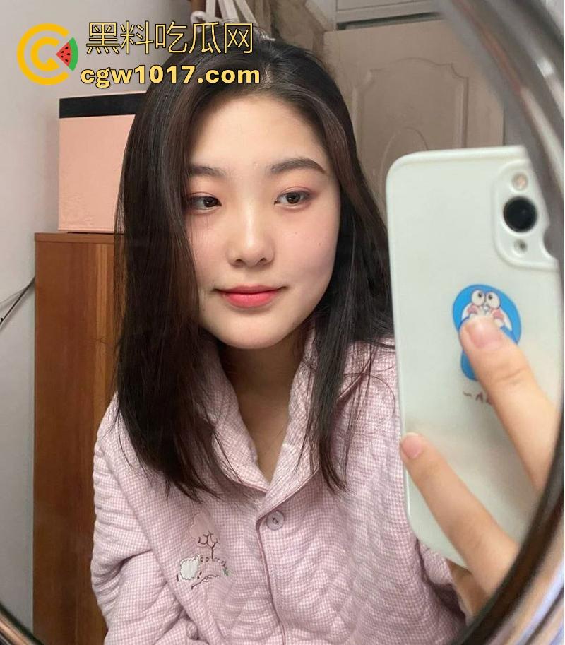 湖北微胖人妻出轨约炮,受虐属性拉满小母狗,捆绑跪地鞭打调教,酒店跪舔金主大屌,巨乳拖地粉臀高撅任鞭打!