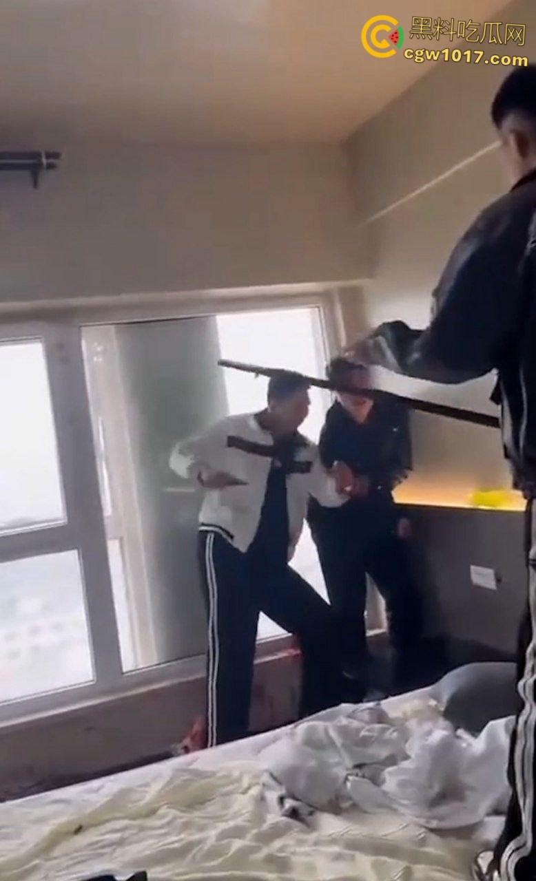 吉林长春万达公寓血案，快手甜妹带头挑衅，冲进房间双人捅死 一死一抢救无效，房间鲜血四溅恐怖至极！