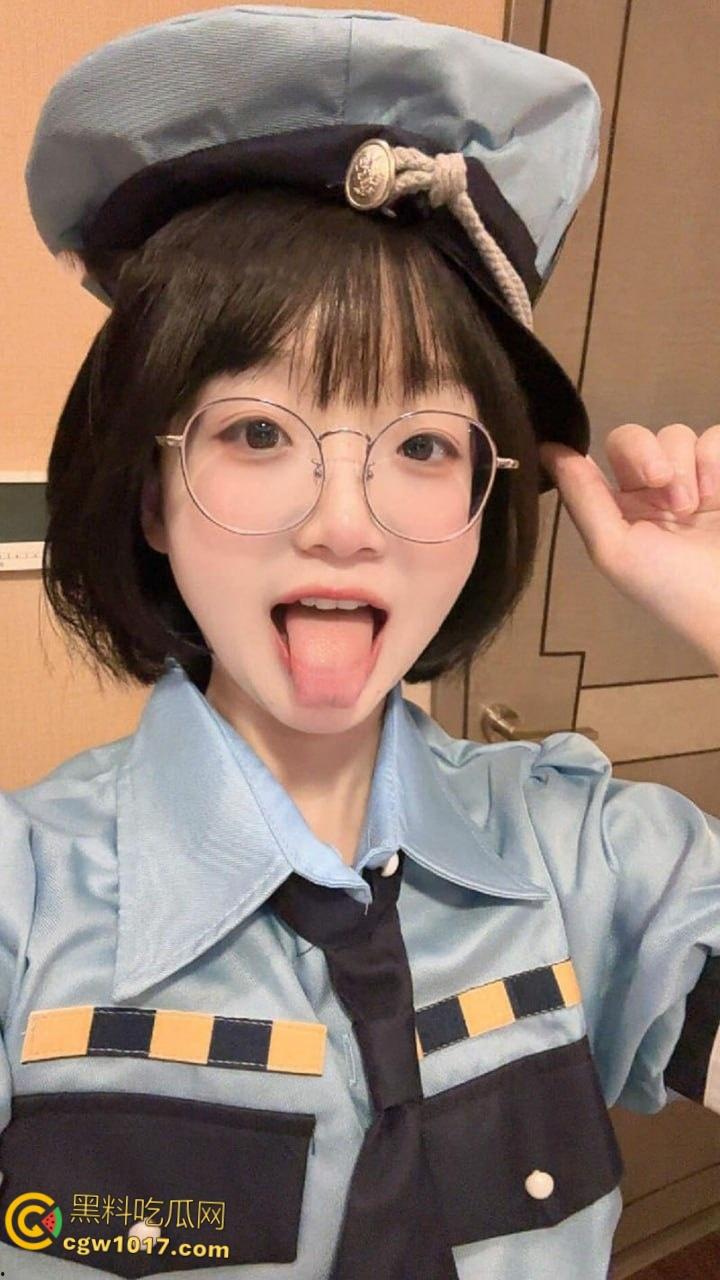 纯欲短发嫩妹【王胜利】，微密圈上演丝袜美腿诱惑，清纯脸庞配上反差动作，简直是人间极品！