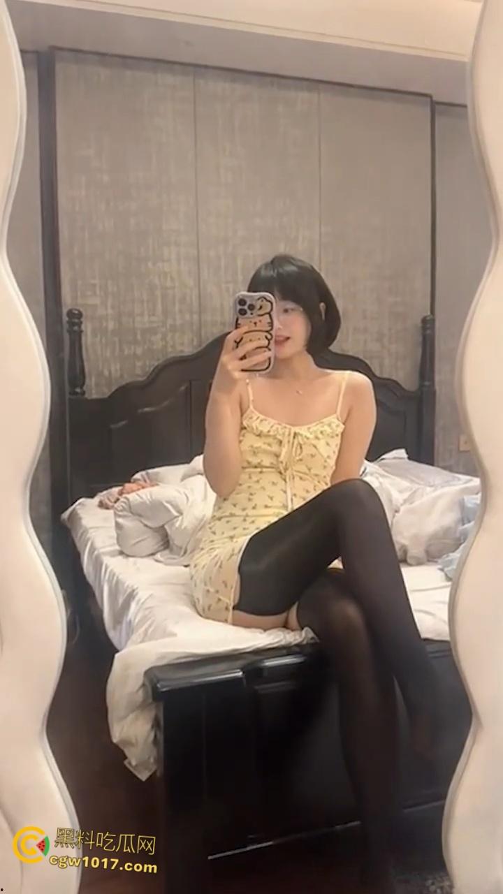 纯欲短发嫩妹【王胜利】,微密圈上演丝袜美腿诱惑,清纯脸庞配上反差动作,简直是人间极品!