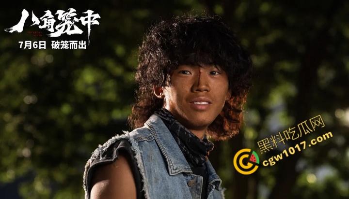 王宝强在《八角笼中》中展现震撼绝技,拳风呼啸血肉横飞,震惊观众心!层层逆境,少年激战求生,勇者无敌,拼搏出未来!