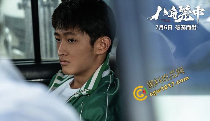 王宝强在《八角笼中》中展现震撼绝技,拳风呼啸血肉横飞,震惊观众心!层层逆境,少年激战求生,勇者无敌,拼搏出未来!