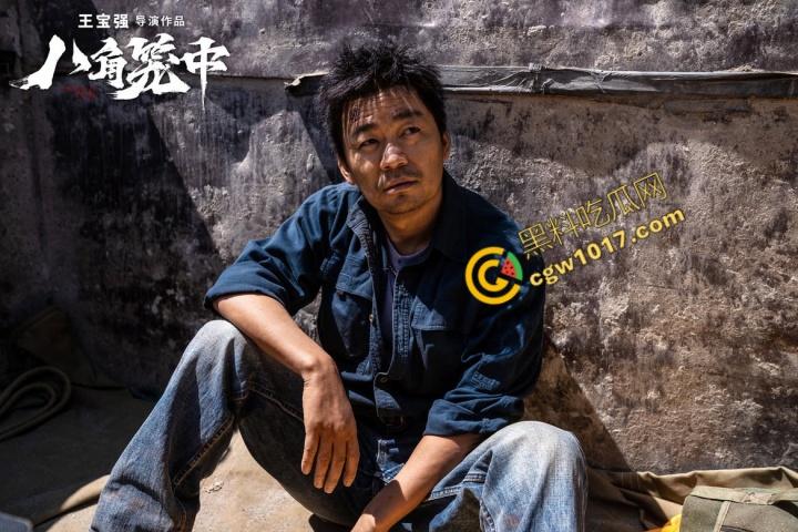 王宝强在《八角笼中》中展现震撼绝技,拳风呼啸血肉横飞,震惊观众心!层层逆境,少年激战求生,勇者无敌,拼搏出未来!