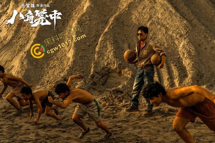 王宝强在《八角笼中》中展现震撼绝技,拳风呼啸血肉横飞,震惊观众心!层层逆境,少年激战求生,勇者无敌,拼搏出未来!