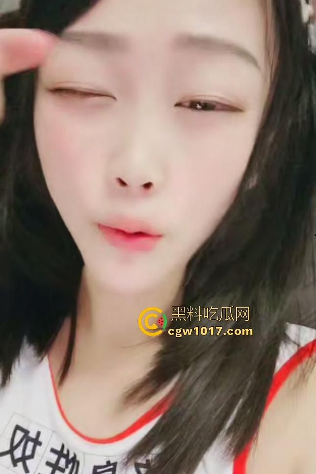 成人反差萝莉【莎莎】玩重口,现场尿尿到瓶子里,用小瓶灌肠还塞橘子水果,这穴和肛都快被玩烂了!