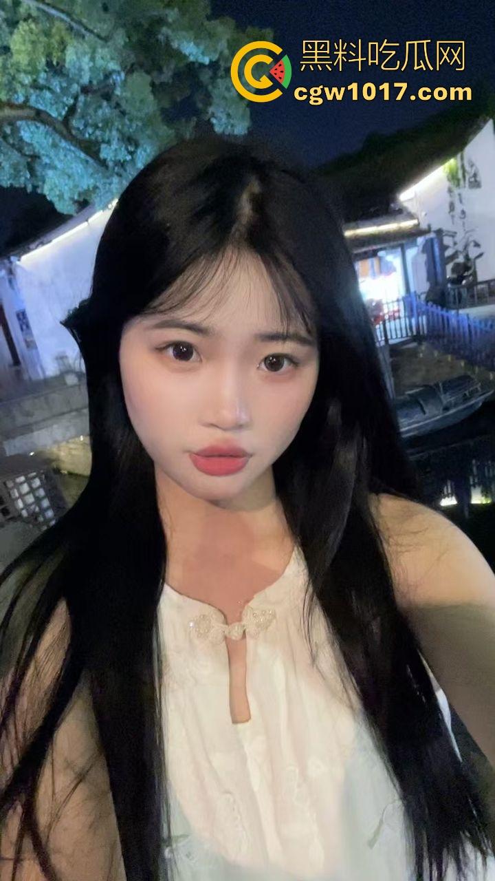 调教淫荡小母狗！不折不扣的M属性骚逼，风油精红绳摩擦娇嫩阴唇，致菊花塞入超长拉珠，各种骚操作只为金主开心！