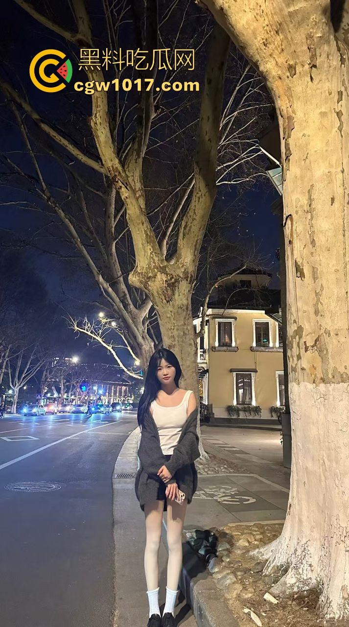 调教淫荡小母狗！不折不扣的M属性骚逼，风油精红绳摩擦娇嫩阴唇，致菊花塞入超长拉珠，各种骚操作只为金主开心！